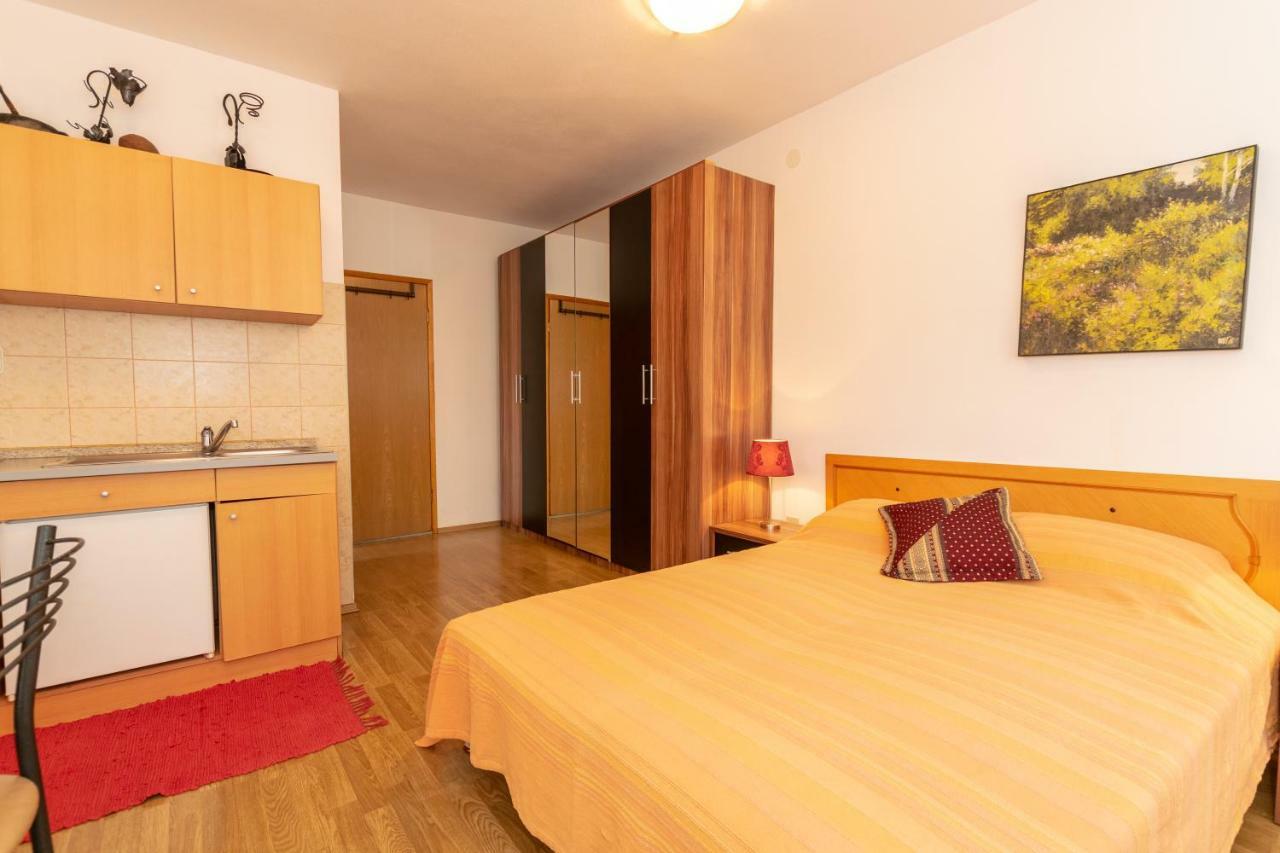 Apartments Mirjana Pula Exterior photo
