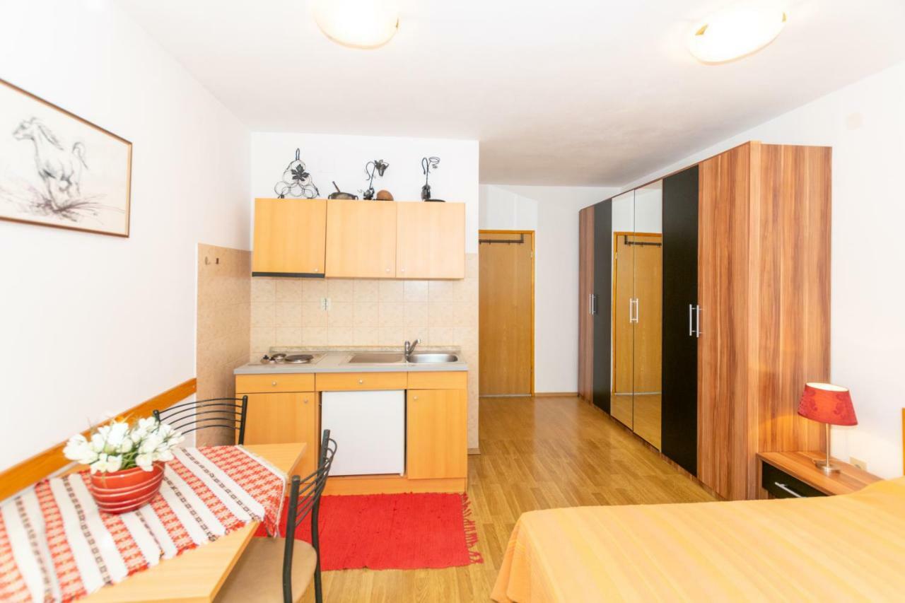 Apartments Mirjana Pula Exterior photo