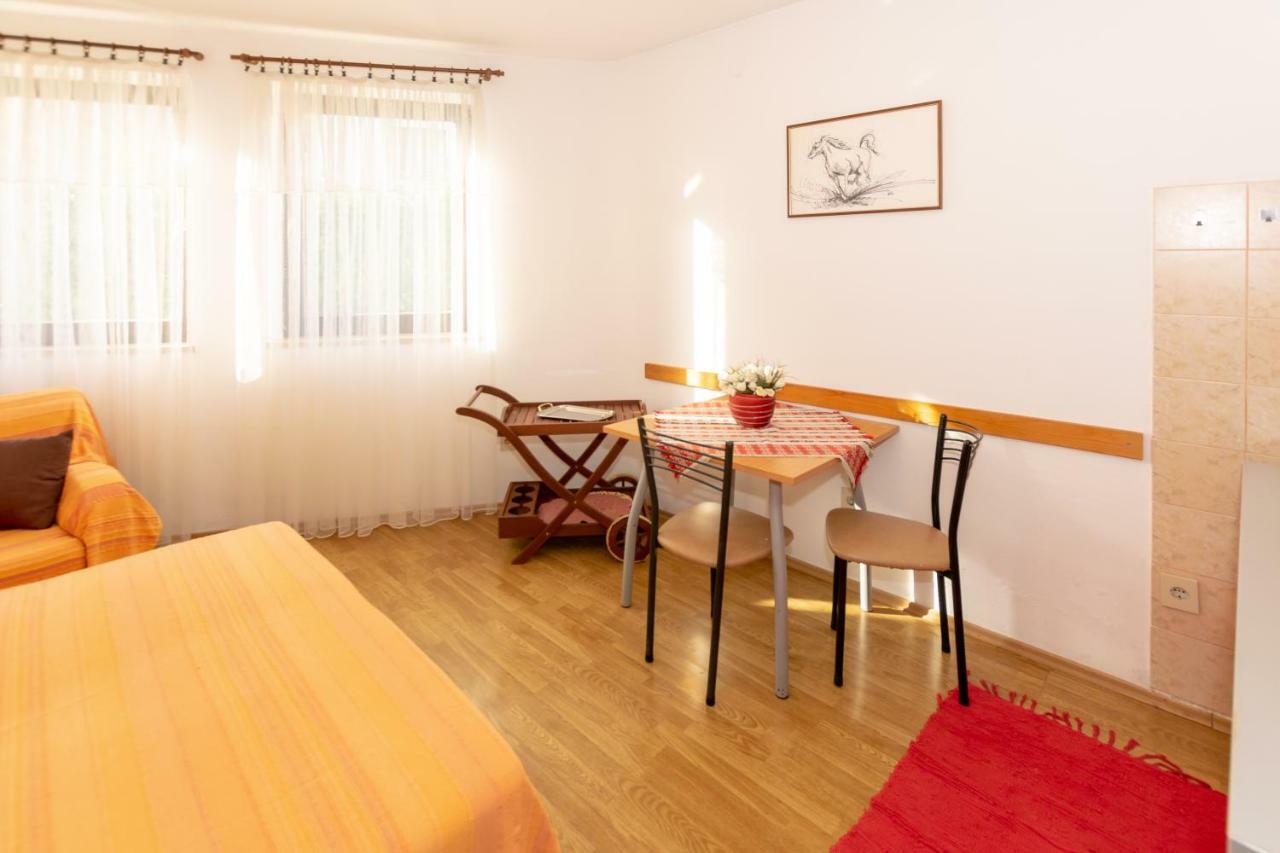 Apartments Mirjana Pula Exterior photo