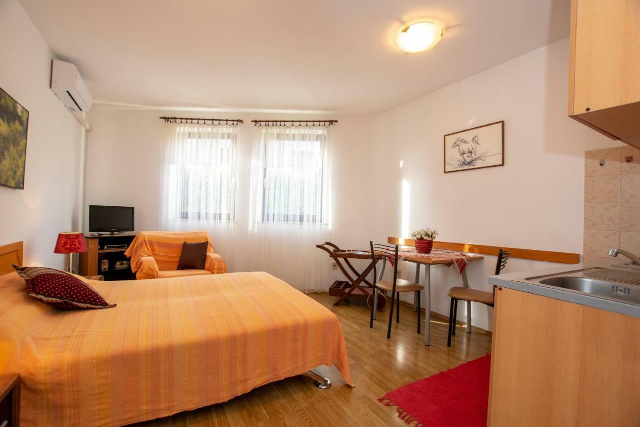 Apartments Mirjana Pula Exterior photo