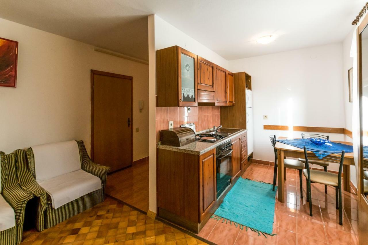 Apartments Mirjana Pula Exterior photo
